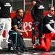 Lewis Hamilton, da Mercedes, ao lado de Sebastian Vettel, da Ferrari, durante protesto antirracismo no GP de Silverstone - Bryn Lennon/Getty Images