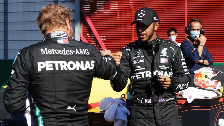 Lewis Hamilton celebra com o companheiro Valtteri Bottas após o treino de classificação na Toscana - Luca Bruno - Pool/Getty Images