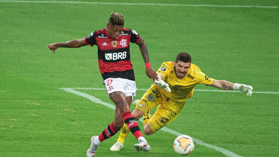 Bruno Henrique chuta para fazer um dos seus gols pelo Flamengo diante do Del Valle - Alexandre Vidal/Flamengo