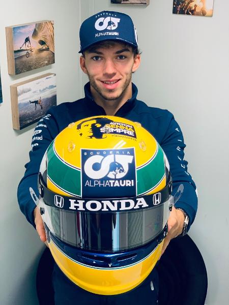 Pierre Gasly com capacete em homenagem a Ayrton Senna - Reprodução Twitter / Pierre Gasly