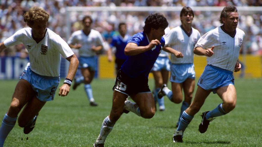 Diego Maradona, no centro, cercado por marcadores ingleses na Copa do Mundo do México, em 1986 - Peter Robinson - EMPICS/PA Images via Getty Images