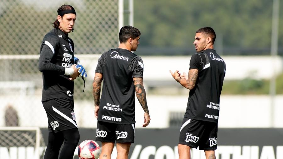 Dúvida para o jogo desta noite por causa de lesão, Fagner (centro) treina com Cássio e Gabriel no CT Joaquim Grava - Rodrigo Coca/Agência Corinthians