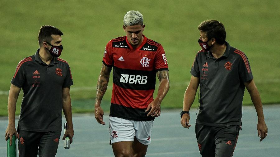 Pedro é substituído após sentir incômodo na coxa no clássico entre Botafogo e Flamengo, pelo Carioca - Thiago Ribeiro/AGIF