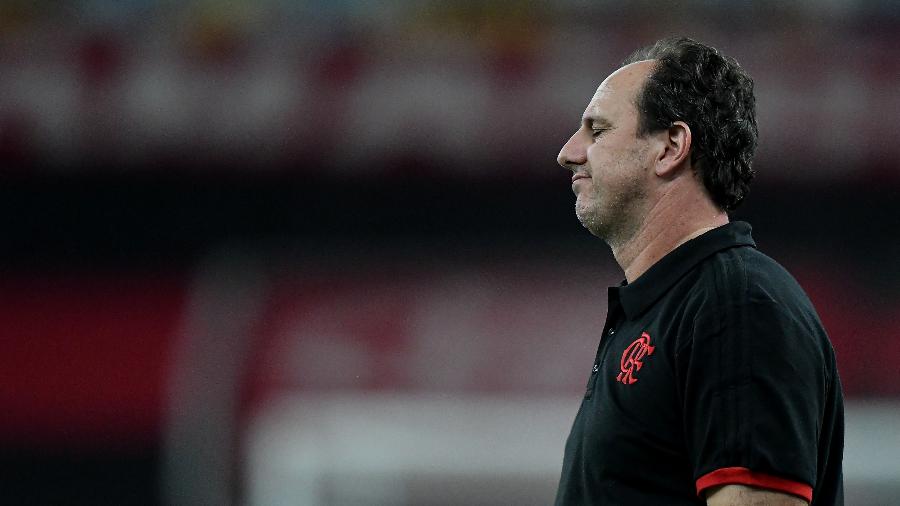Rogério Ceni segue fora do banco de reservas do Flamengo - Thiago Ribeiro/AGIF
