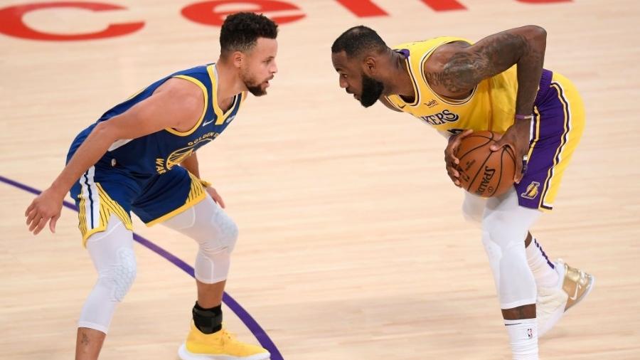 Curry e LeBron se enfrentaram três vezes nesta temporada, com duas vitórias dos Lakers - Harry How/Getty Images