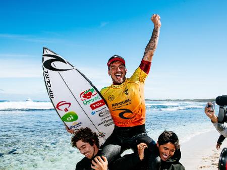 Gabriel Medina conquista título do Circuito Mundial de Surfe