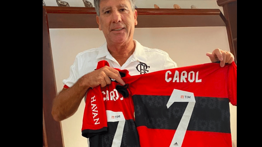 Renato Gaúcho presenteia Carol Portaluppi com camisa 7 do Flamengo - Instagram 