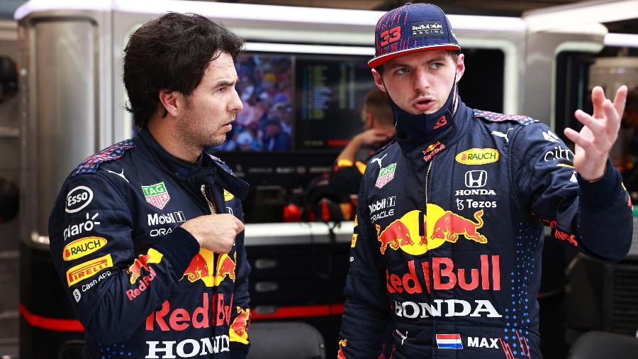 Pérez e Verstappen conversam durante paralisação do GP da Hungria - Mark Thompson/Getty Images