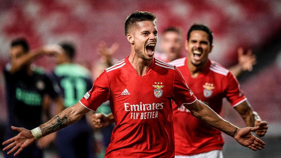 Julian Weigl comemora gol do Benfica contra o PSV, pela Liga dos Campeões - AFP