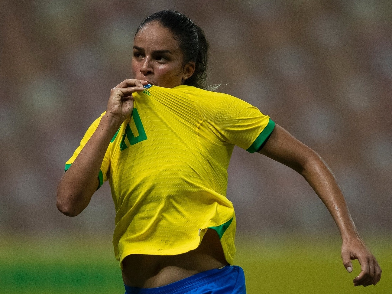 Gabi Nunes, da seleção, encanta por corpaço de fio-dental