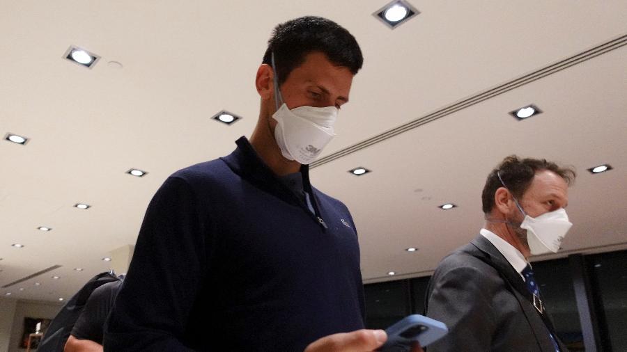 Novak Djokovic, no Aeroporto de Melbourne, antes de deixar a Austrália após decisão da Justiça - REUTERS/Loren Elliott