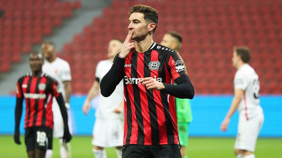 Lucas Alario comemora golaço pelo Bayer Leverkusen em goleada no Campeonato Alemão - Lars Baron/Getty Images