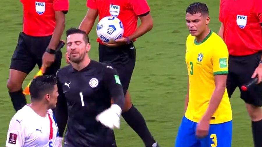Zagueiros trocaram farpas no final do 1° tempo de Brasil x Paraguai após possível puxão no zagueiro do Chelsea - Reprodução/TV Globo