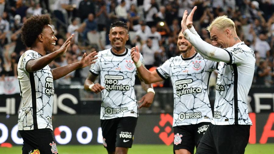 Roger Guedes e Willian comemoram gol do Corinthians na vitória contra o São Bernardo - MAYCON SOLDAN/CÓDIGO19/ESTADÃO CONTEÚDO