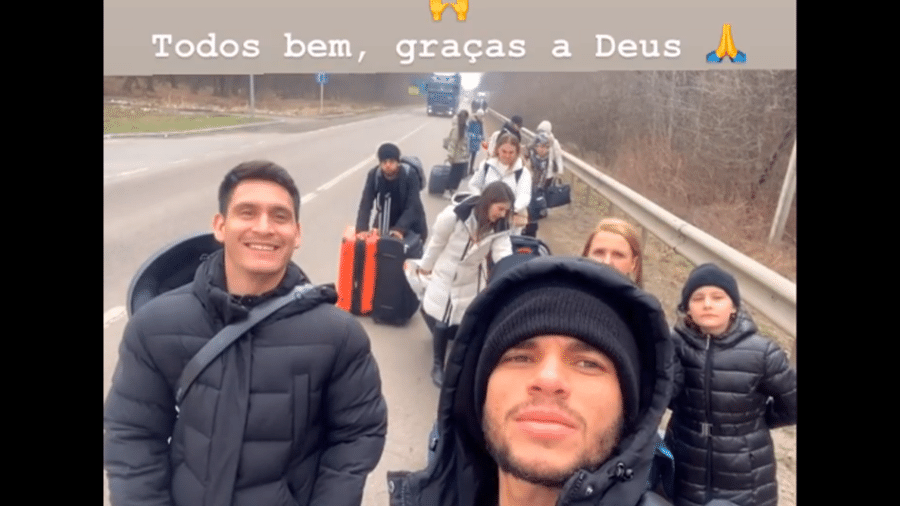 O jogador Edson Fernando, do Rukh Lviv, da Ucrânia, tenta deixar o país a pé ao lado de outros brasileiros da equipe - Reprodução/Instagram