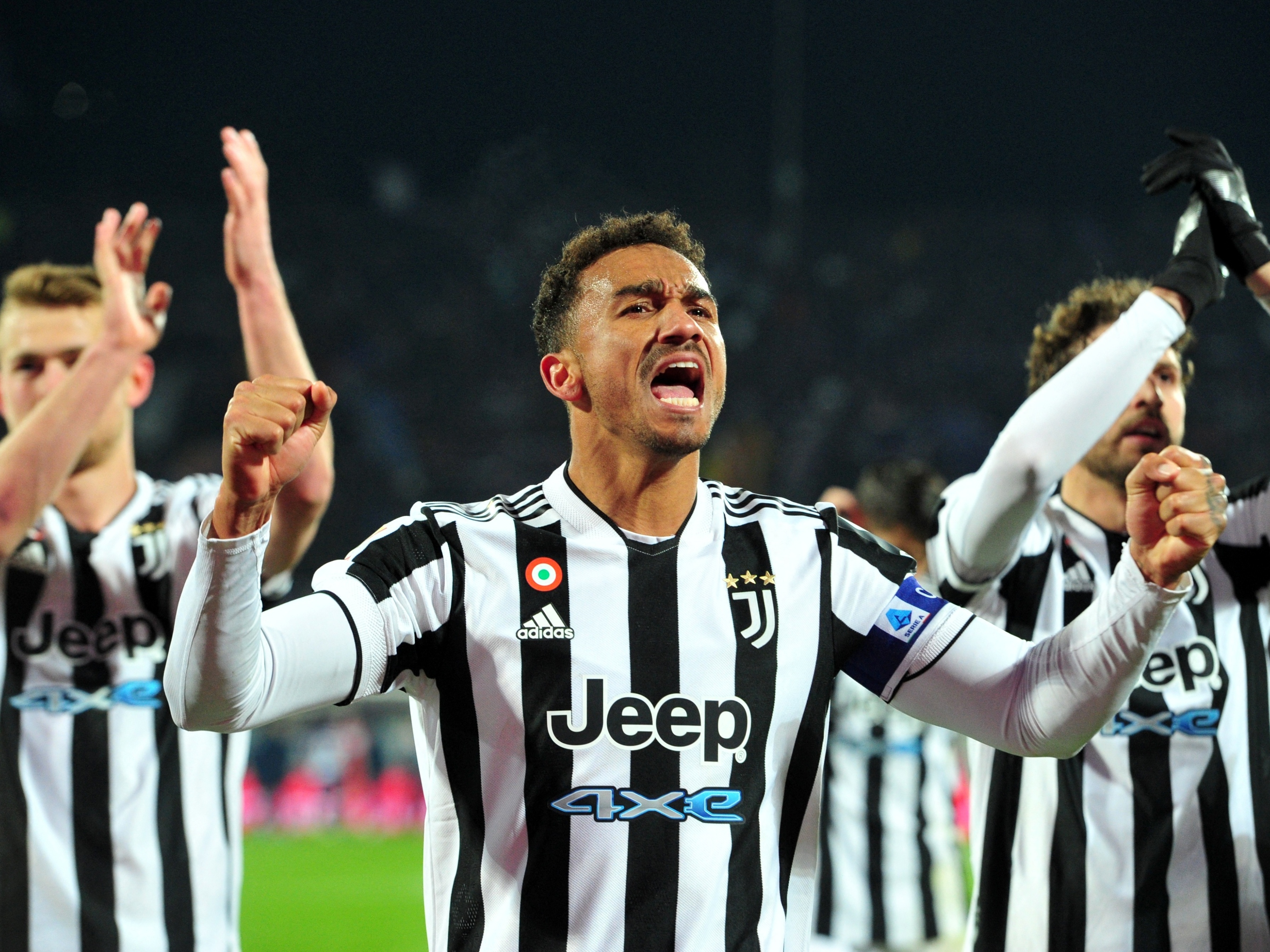 Lateral Danilo festeja conquista na Juve e soma 21 títulos na carreira