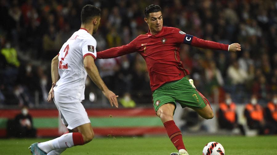 Cristiano Ronaldo, seleção de Portugal, disputa bola durante jogo contra a Turquia pelas Eliminatórias da Copa do Mundo do Qatar, no Estádio do Dragão. 24/03/2022 - MIGUEL RIOPA/AFP
