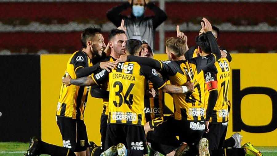 Jogadores do The Stongest comemoram gol sobre o Athletico na Libertadores - JORGE BERNAL / AFP