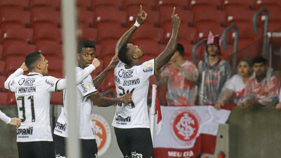 Raul Gustavo comemora o primeiro gol do Corinthians diante do Internacional -  Maxi Franzoi/AGIF