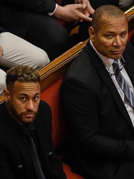 O jogador Neymar sentado ao lado do pai Neymar Silva Santos no tribunal, em Barcelona. A Justiça espanhola julga a suspeita de irregularidades na transferência do atacante do Santos para o PSG em 2013. Barcelona. 17/10/2022 - JOSEP LAGO/AFP