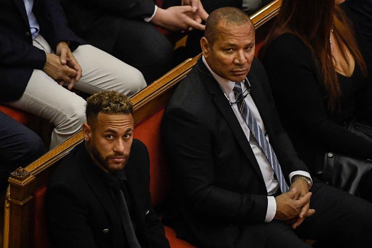 Neymar e Neymar Silva em tribunal em Barcelona em 2022; jogador foi absolvido de acusações de fraude Neymar e Neymar Silva em tribunal em Barcelona em 2022; jogador foi absolvido de acusações de fraude