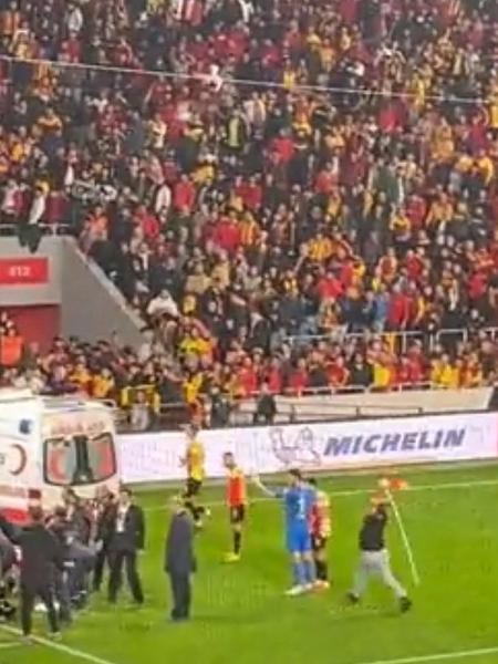 Momento em que torcedor invade campo para agredir goleiro do Altay - Reprodução Twitter 