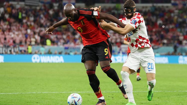 Lukaku, da Bélgica, disputa com Josko Gvardiol, da Croácia, em jogo da fase de grupos da Copa do Qatar - Francois Nel/Getty Images - Francois Nel/Getty Images