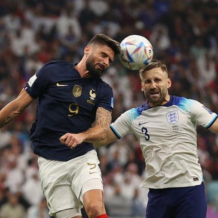 Olivier Giroud, da França, disputa bola com Luke Shaw, da Inglaterra, pelas quartas da Copa do Mundo - ADRIAN DENNIS / AFP