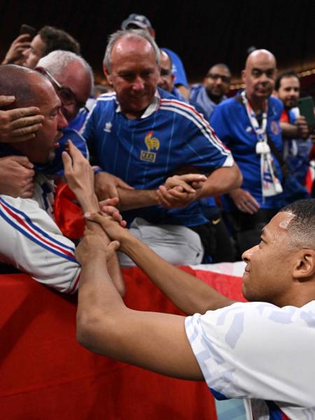 Mbappé se desculpa com torcedor após atingi-lo com uma bolada antes de França x Marrocos - Kirill KUDRYAVTSEV / AFP