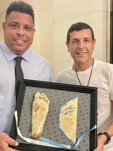 Ronaldo Fenômeno recebeu de Stefano Ceci um molde do pé esquerdo de Maradona - Reprodução/Instagram