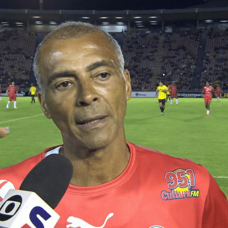 Romário manda recado para Pelé durante jogo beneficente - Reprodução/sportv