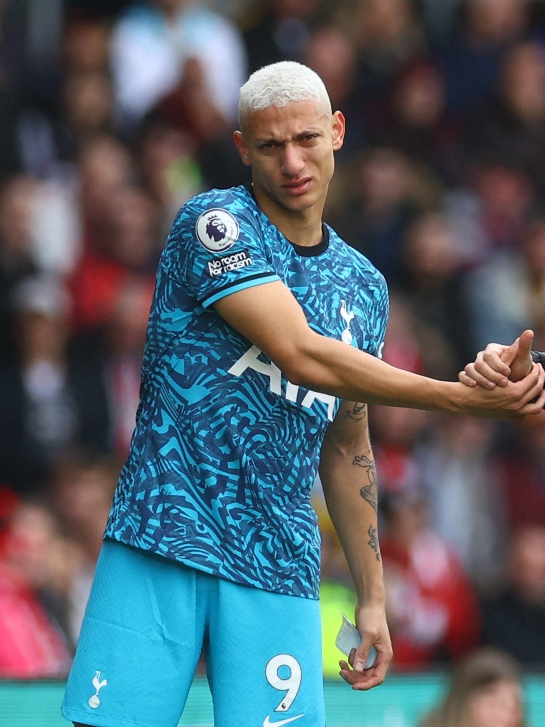 Richarlison sofre nova lesão e sai de campo chorando em jogo do Tottenham