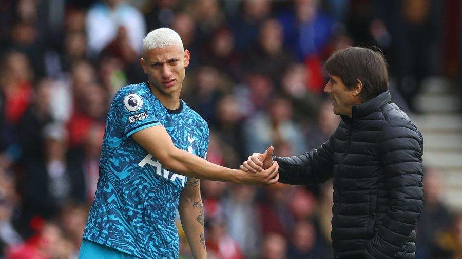 Richarlison é consolado pelo técnico Antonio Conte após ser substituído com lesão em Tottenha x Southampton - Action Images via Reuters