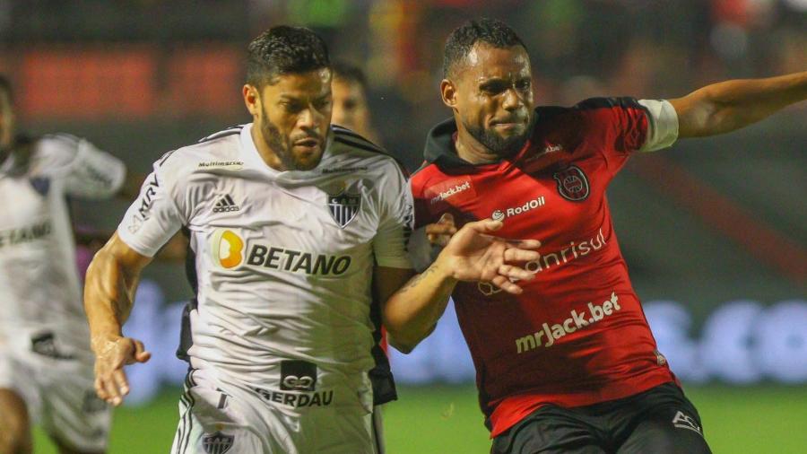 Hulk briga pela bola em Brasil de Pelotas x Atlético-MG, jogo da Copa do Brasil - Volmer Perez/AGIF