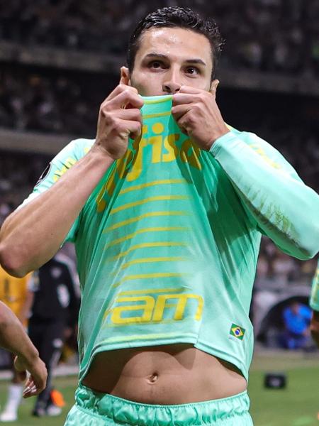 Raphael Veiga comemora o seu gol, que deu a vitória do Palmeiras no confronto diante do Atlético-MG, válido pela Libertadores