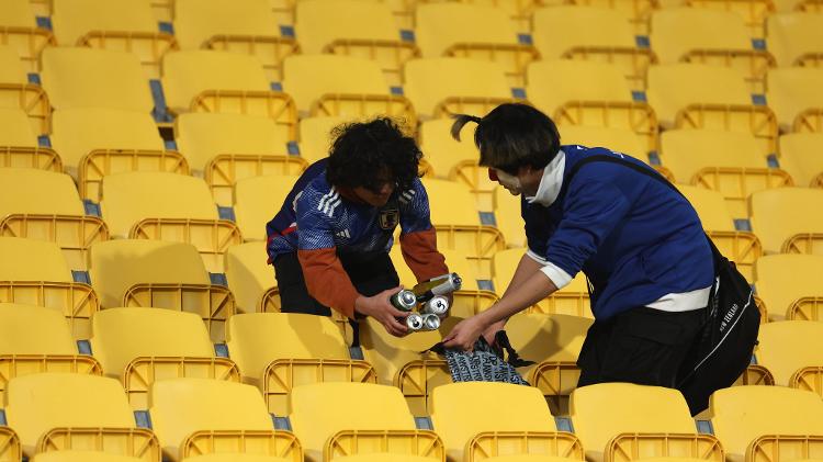 Torcedores do Japão limpam estádio após vitória sobre a Noruega pela Copa do Mundo feminina
