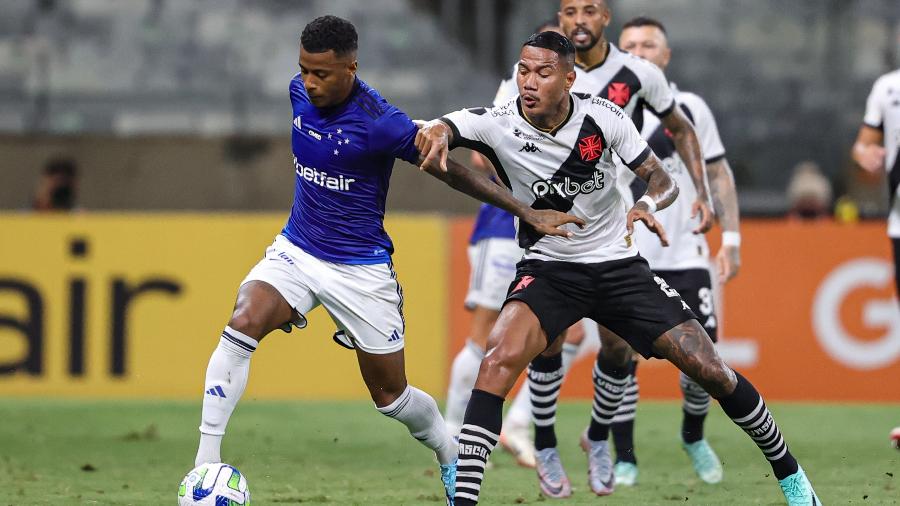 Arthur Gomes em ação durante Cruzeiro x Vasco, jogo do Campeonato Brasileiro