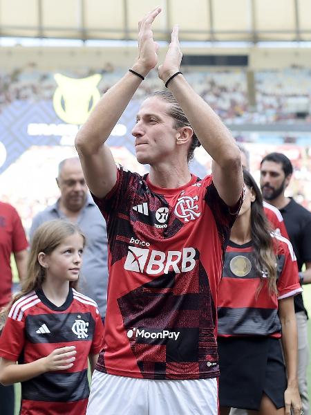 Filipe Luis, do Flamengo, foi homenageado antes da partida contra o Cuiabá 