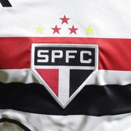 Escudo do São Paulo na camisa de Calleri