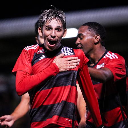 Werton comemora gol pelo Flamengo na Copinha