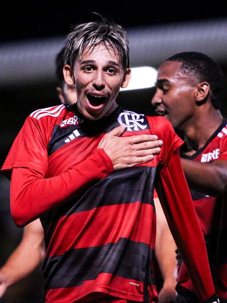 Werton comemora gol pelo Flamengo na Copinha