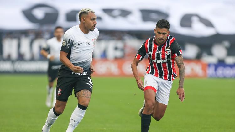 Matheuzinho e Nestor disputam a bola em Corinthians x São Paulo