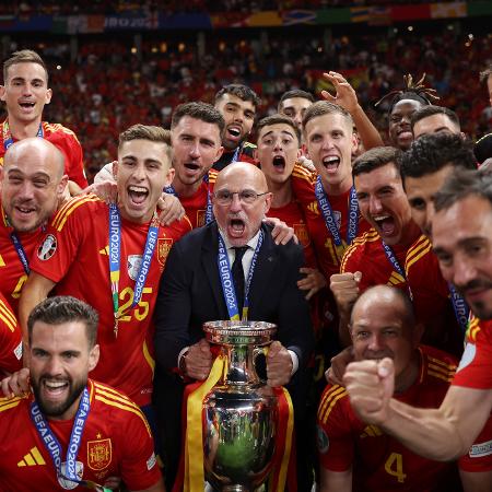 Luis De La Fuente, técnico da Espanha, comemora título da Eurocopa com os jogadores