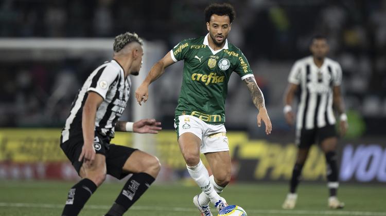 Felipe Anderson em ação durante jogo entre Botafogo e Palmeiras, pelo Brasileirão