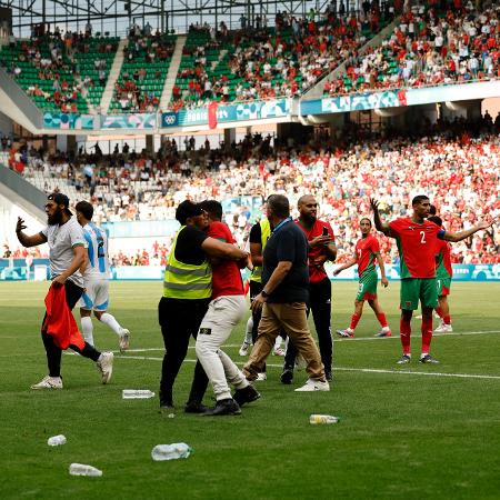 Torcedores marroquinos invadiram o gramado e causaram confusão após o gol de empate da Argentina, nas Olimpíadas de Paris