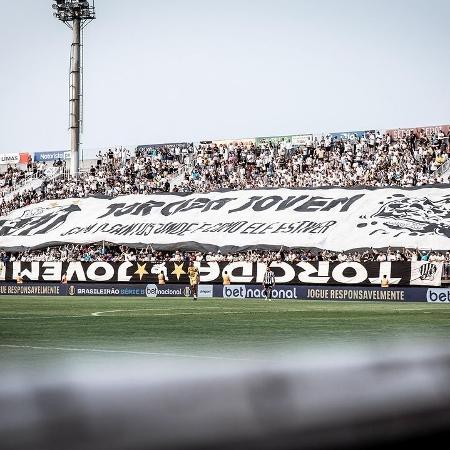 Torcida do Santos na Arena Joinville, em partida contra o Brusque