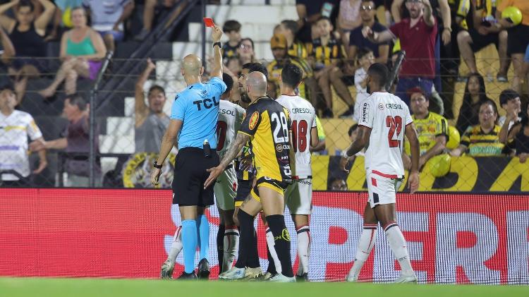 Lucas Canetto Bellote foi o árbitro de Novorizontino x Botafogo-SP e mostrou quatro cartões vermelhos