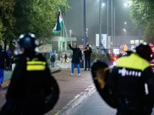 Ataques a torcedores israelenses deixam 5 hospitalizados e 62 presos na Holanda