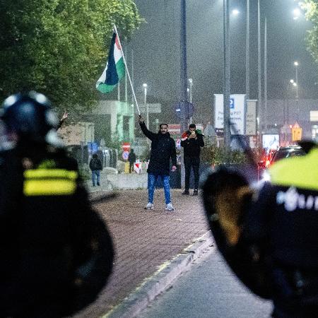 Torcedores de Maccabi Tel Aviv e Ajax entraram em confronto, que hospitalizou 5 e prendeu 62 pessoas