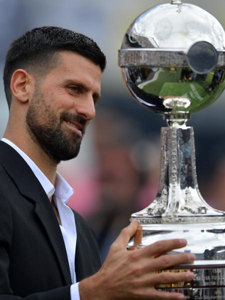 Novak Djokovic posa com troféu da Libertadores antes da final entre Atlético-MG e Botafogo